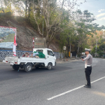 Satlantas Polres Enrekang Melaksanakan Pengaturan Lalu Lintas Di Sore Hari.