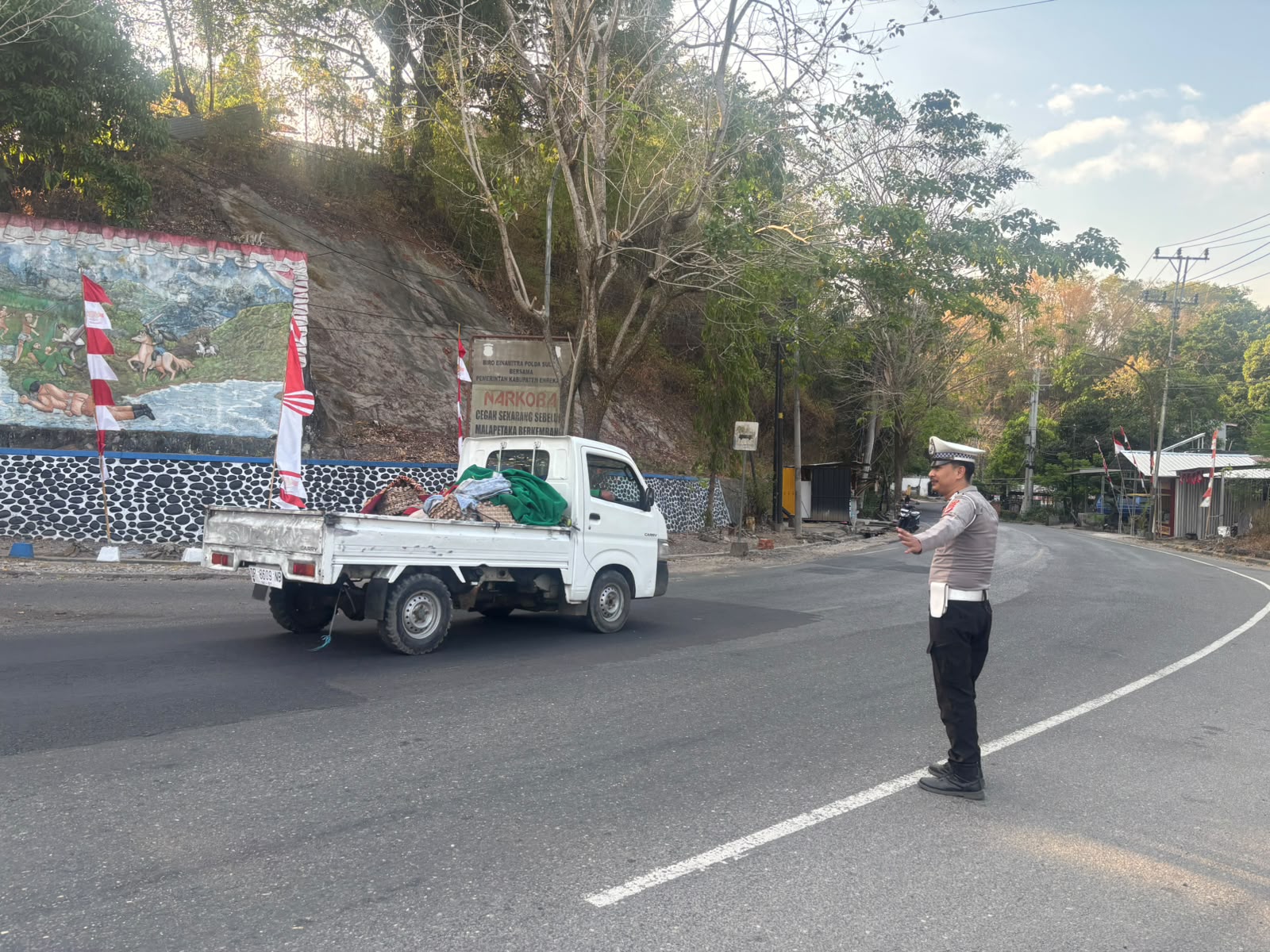 Satlantas Polres Enrekang Melaksanakan Pengaturan Lalu Lintas Di Sore Hari.