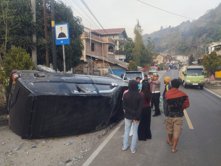 Kasat Lantas Enrekang Sigap terjun langsung evakuasi Kendaraan Dan Korban  lakalantas Di Desa Bambapuang Kotu Anggeraja Poros Enrekang