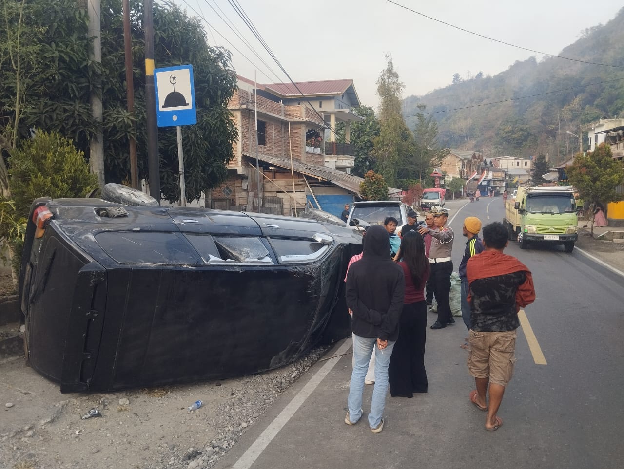Kasat Lantas Enrekang Sigap terjun langsung evakuasi Kendaraan Dan Korban lakalantas Di Desa Bambapuang Kotu Anggeraja Poros Enrekang