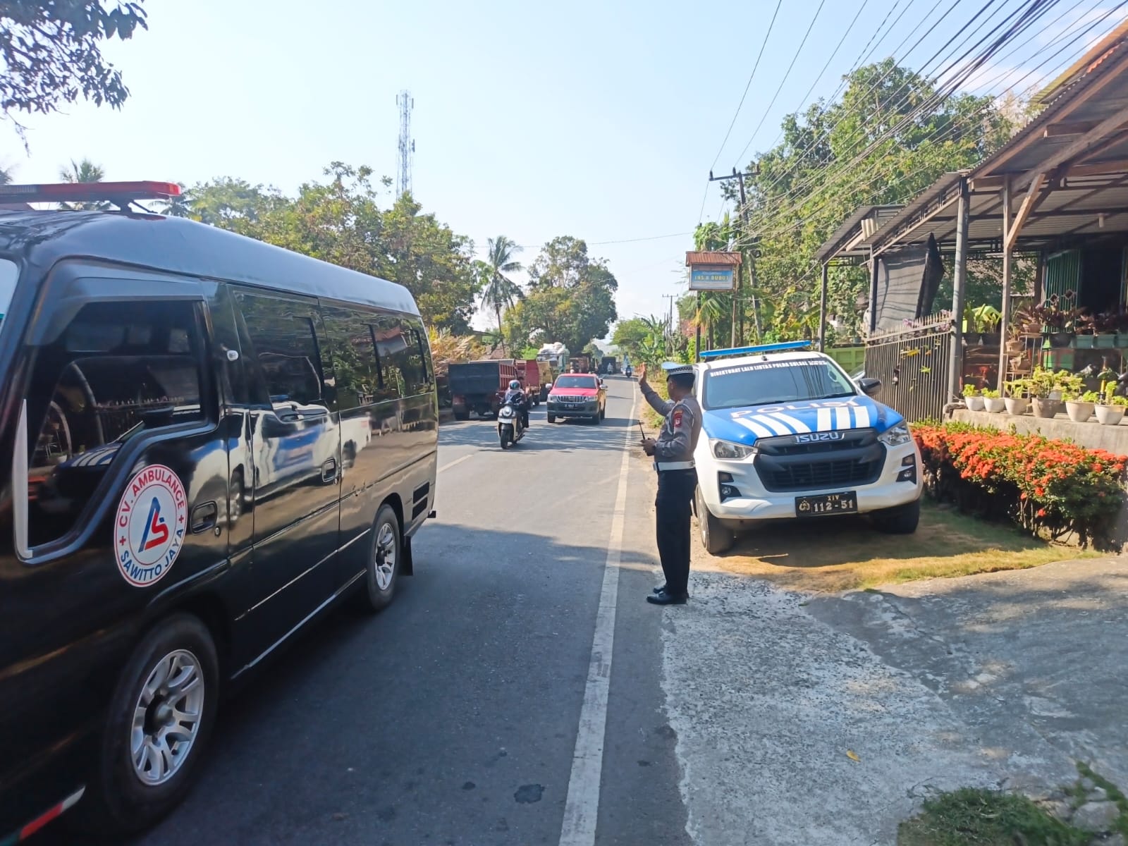 Cegah AntreanPanjang  Pengisian  BBM, Satlantas Polres Enrekang  Lakukan Pengaturan Lalin Di Area SPBU Masemba.