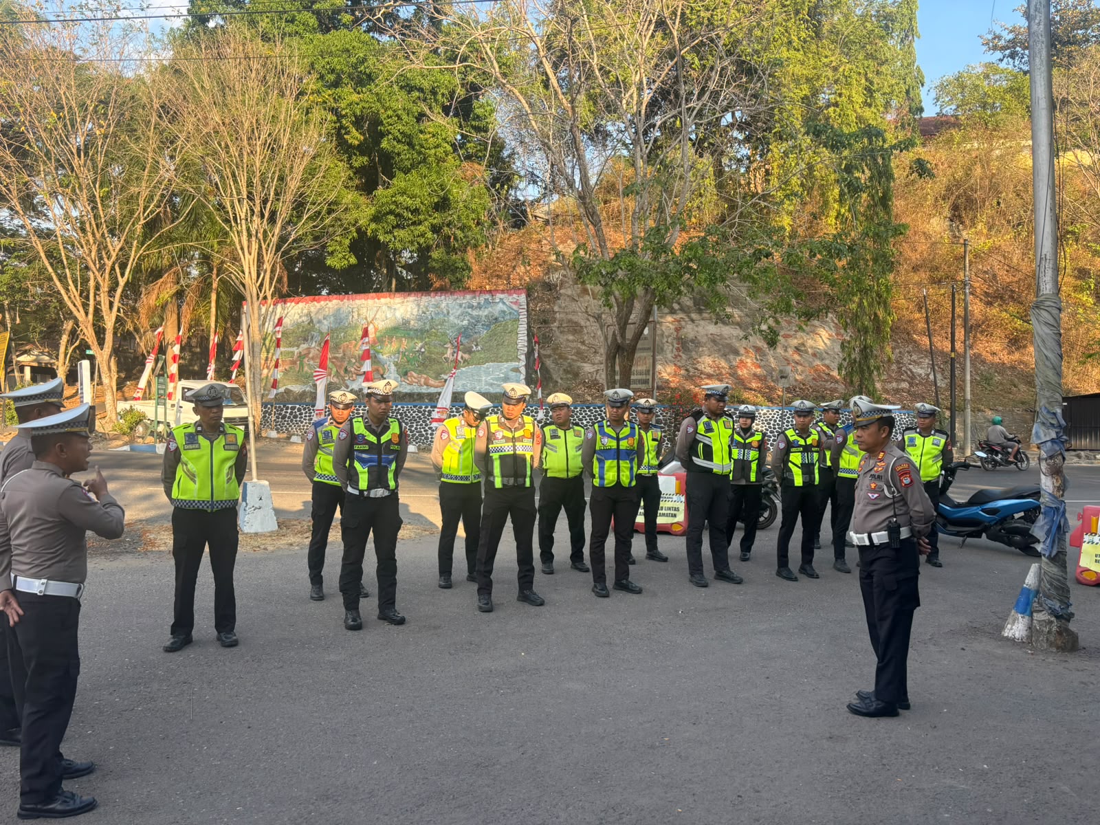 Kasatlantas Polres Enrekang AKP.Muh.Ali.S.Sos Pimpin  Apel Pengaturan Lalin Di Pagi Hari.