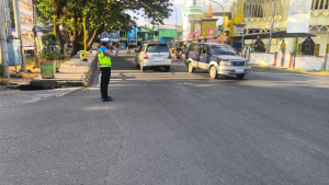 Ciptakan Situasi Lalu lintas Aman, Sat Lantas Polres Enrekang Laksanakan Pengaturan Pagi Hari