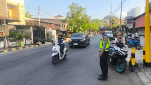 Pengaturan Arus Lalu Lintas Sore, Satlantas Polres Enrekang Berikan Pelayanan Prima kepada Masyarakat