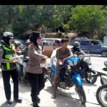 Satlantas Polwan Peduli : Pengendara di Tengah Antrean SPBU. Massemba Enrekang Di Bagikan Air Minum Gratis