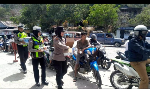Satlantas Polwan Peduli : Pengendara di Tengah Antrean SPBU. Massemba Enrekang Di Bagikan Air Minum Gratis