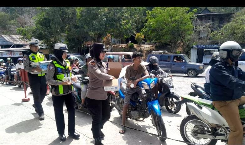 Satlantas Polwan Peduli : Pengendara di Tengah Antrean SPBU. Massemba Enrekang Di Bagikan Air Minum Gratis