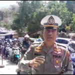 Satlantas Polres Enrekang  Atur Lalin  Antrean BBM di SPBU Massemba Kabupaten Enrekang.