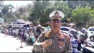 Satlantas Polres Enrekang  Atur Lalin  Antrean BBM di SPBU Massemba Kabupaten Enrekang.