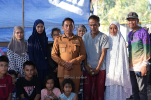 Wujud Kepedulian untuk Warga, Bupati Sidrap Bantu Dua Keluarga Korban Kebakaran