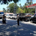 Satlantas Polres Enrekang  di Tengah Terik Matahari, Tetap Semangat Urai Antrean SPBU Massemba.