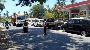 Satlantas Polres Enrekang  di Tengah Terik Matahari, Tetap Semangat Urai Antrean SPBU Massemba.