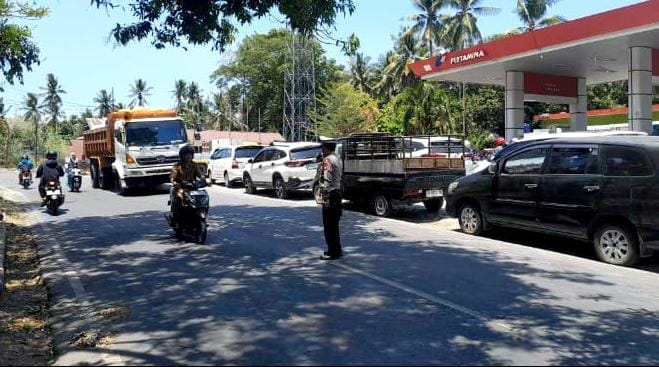 Satlantas Polres Enrekang  di Tengah Terik Matahari, Tetap Semangat Urai Antrean SPBU Massemba.