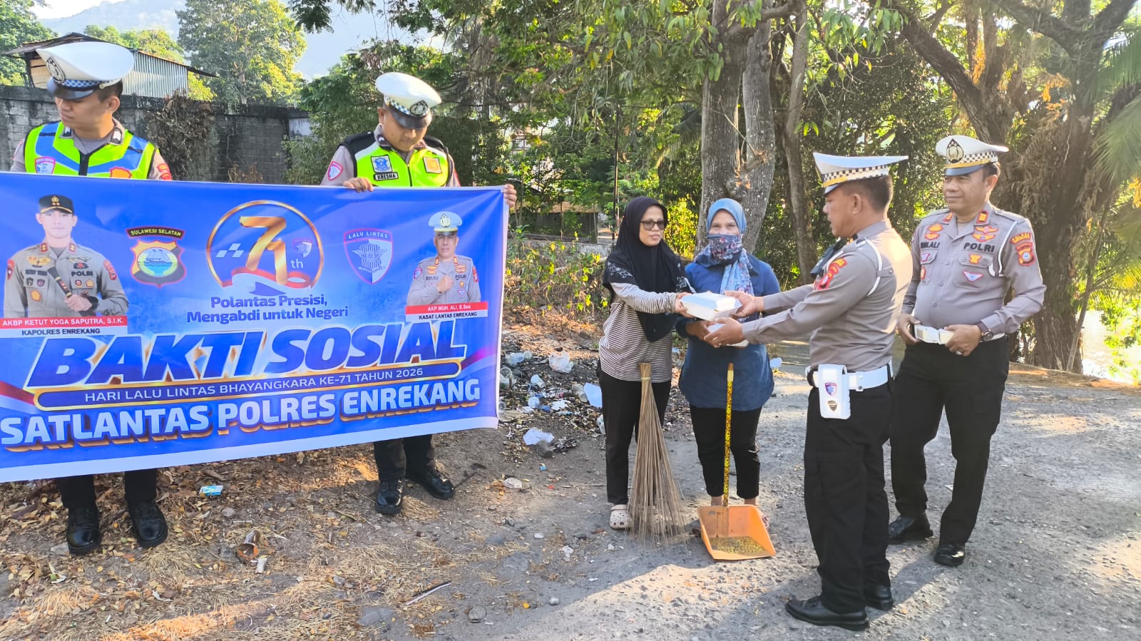 Sambut HUT ke-71 Korps Lalu Lintas, Satlantas Polres Enrekang Salurkan Bantuan kepada Warga Kurang Mampu
