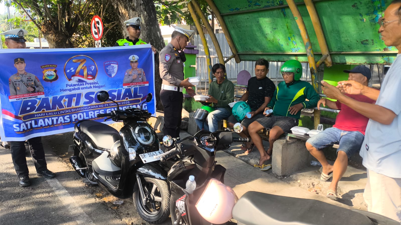 Peringati HUT Lalu Lintas ke-71, Satlantas Polres Enrekang Gelar Bakti Sosial, Peduli Tukang Ojek .