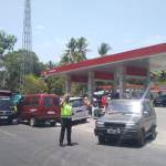 Sat Lantas Polres Enrekang Sigap Urai Kemacetan di Area SPBU Massemba.