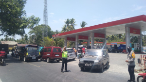 Sat Lantas Polres Enrekang Sigap Urai Kemacetan di Area SPBU Massemba.