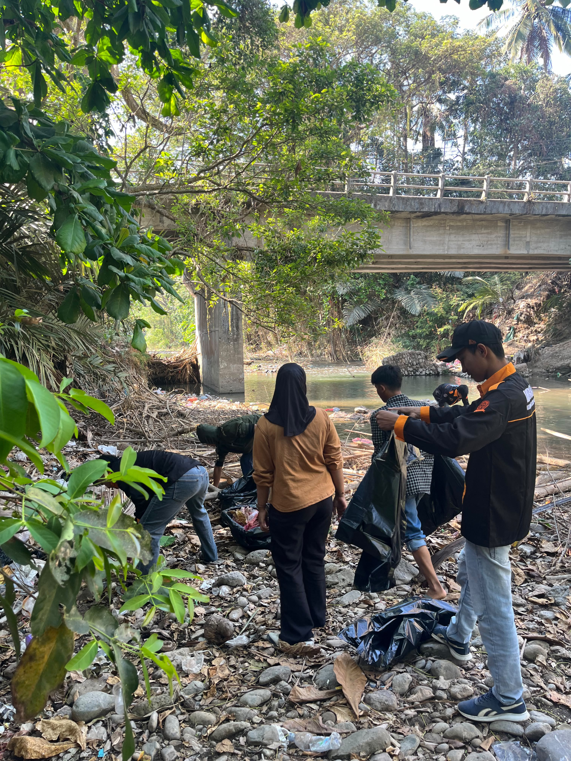 IMBARA Hadir Lewat “Baraka Mapaccing”, Bersihkan Bantaran Sungai hingga Cat Jembatan