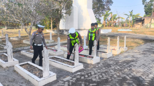 Sambut Hari Lalu lintas Bhayangkara Ke 71 Satlantas Polres Enrekang Gelar Ziarah Tabur Bunga di TMP Massenrempulu