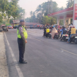 KBO SAT LANTAS POLRES ENREKANG BERSAMA PIKET POS 700 MELAKSANAKAN PAM TUR LALIN DI SPBU MASSEMBA KAB ENREKANG