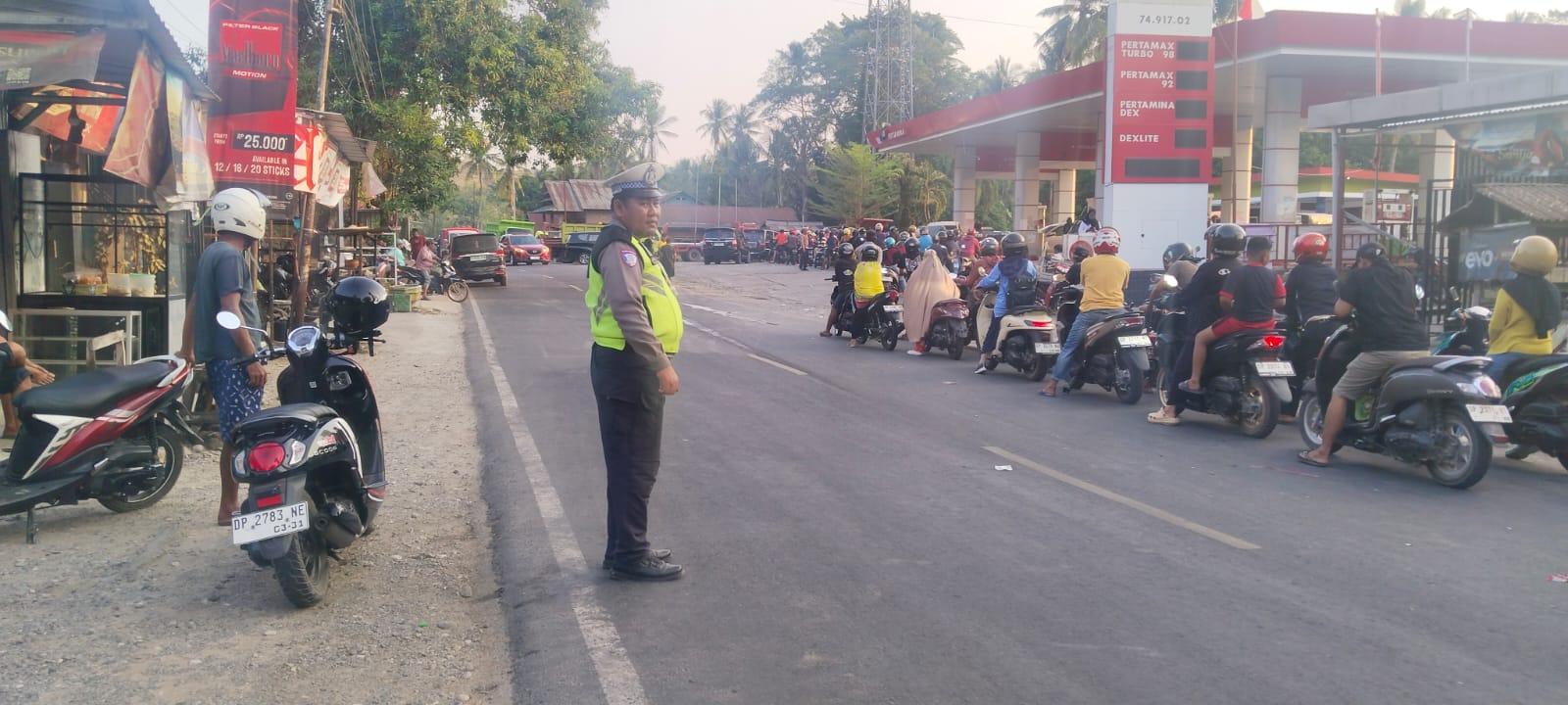KBO SAT LANTAS POLRES ENREKANG BERSAMA PIKET POS 700 MELAKSANAKAN PAM TUR LALIN DI SPBU MASSEMBA KAB ENREKANG