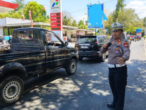 Atur Antrean Pengisian BBM, Untuk Plat Genap,  Satlantas Polres Enrekang hadir wujudkan pelayanan Prima.