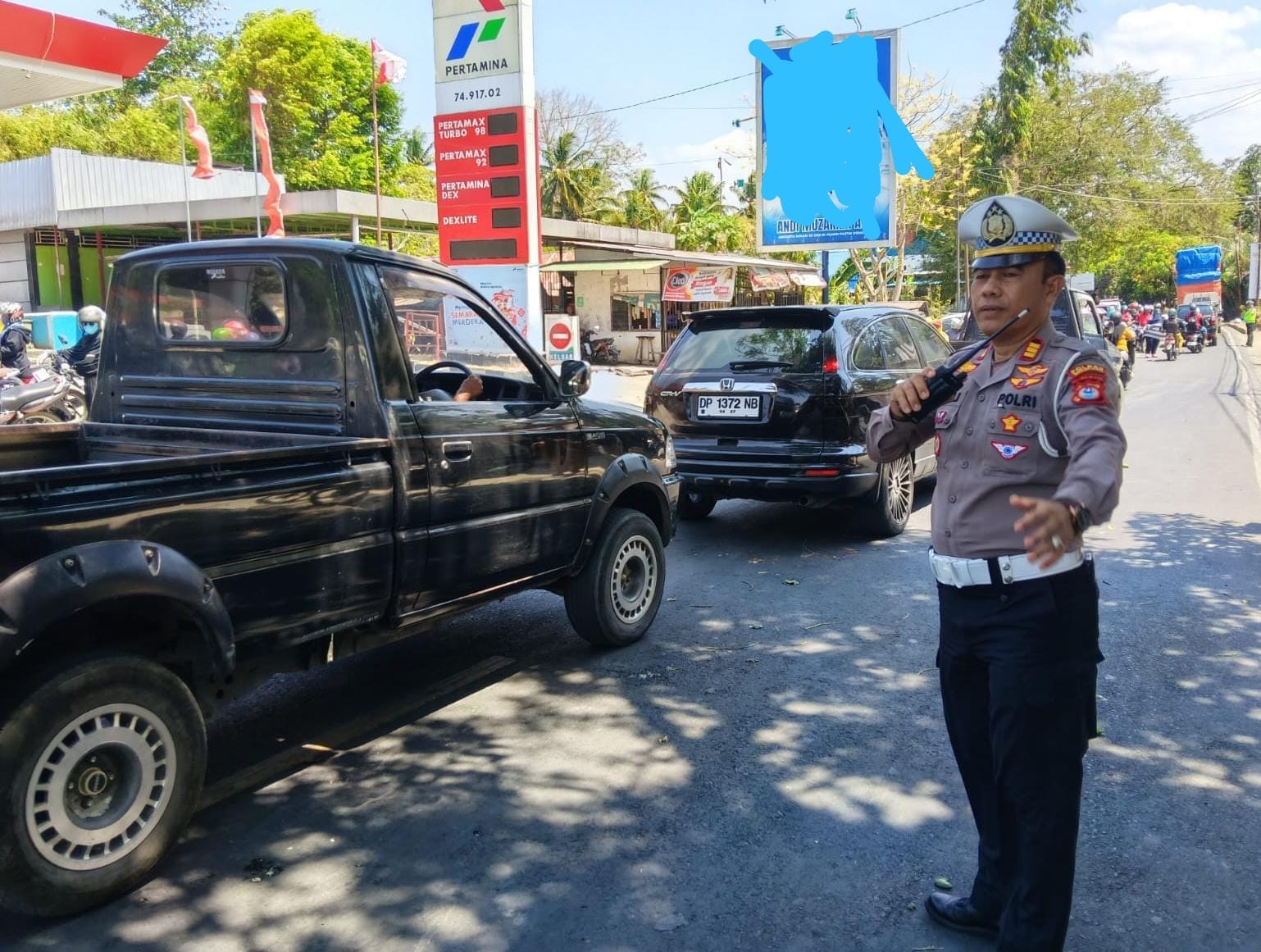 Atur Antrean Pengisian BBM, Untuk Plat Genap,  Satlantas Polres Enrekang hadir wujudkan pelayanan Prima.