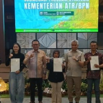 H. Muhammad Naim Serahkan Sertifikat PTSL di Malang
