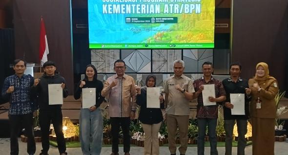 H. Muhammad Naim Serahkan Sertifikat PTSL di Malang
