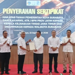 Kakanwil ATR/BPN Jatim Serahkan Sertifikat Hak atas Tanah kepada Kajati Jatim.