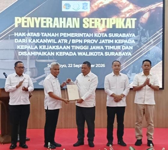 Kakanwil ATR/BPN Jatim Serahkan Sertifikat Hak atas Tanah kepada Kajati Jatim.