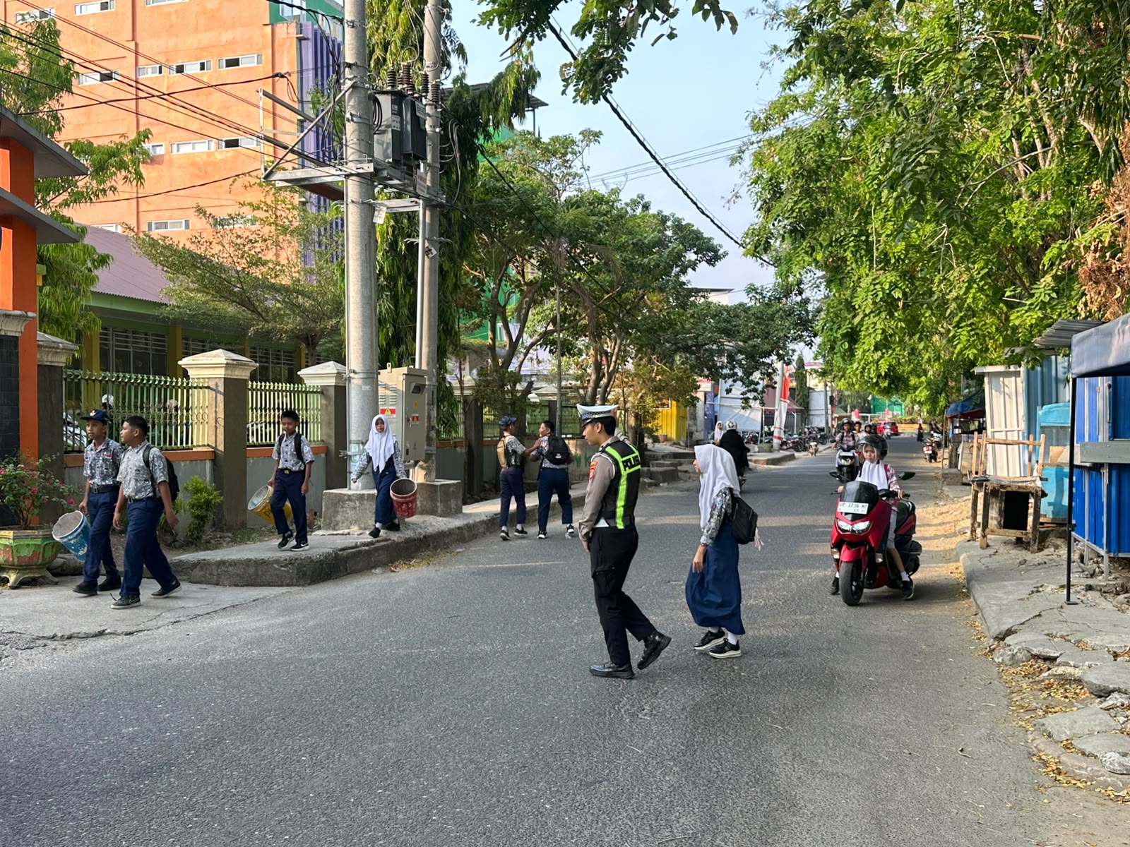 Personel Sat Lantas Laksanakan Gatur Pagi di Depan Sekolah Demi Keselamatan Siswa