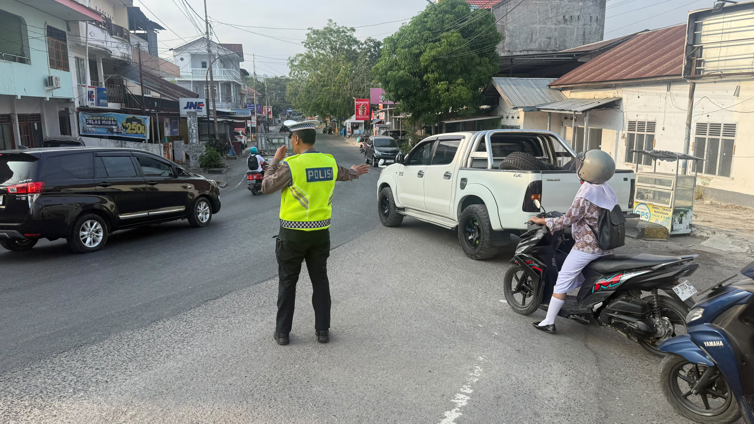 Anggota Satlantas Laksanakan Pengaturan Pagi, Wujud Nyata Pelayanan Demi Keamanan dan Keselamatan Masyarakat