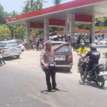 Satlantas Polres Enrekang  Atur Lalin  Antrean BBM di SPBU Massemba Kabupaten Enrekang.