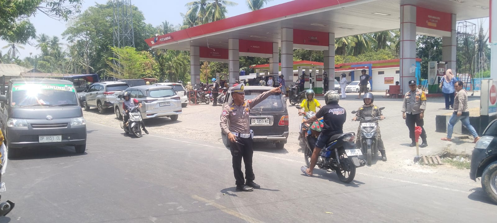 Satlantas Polres Enrekang  Atur Lalin  Antrean BBM di SPBU Massemba Kabupaten Enrekang.