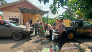 Warga Maiwa Kekurangan Air Bersih, Tni–polri Bergerak Salurkan Bantuan
