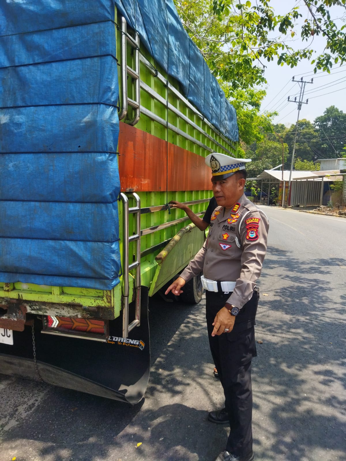 Satlantas Polres Enrekang Tindak Truk Overload dengan Pendekatan Humanis