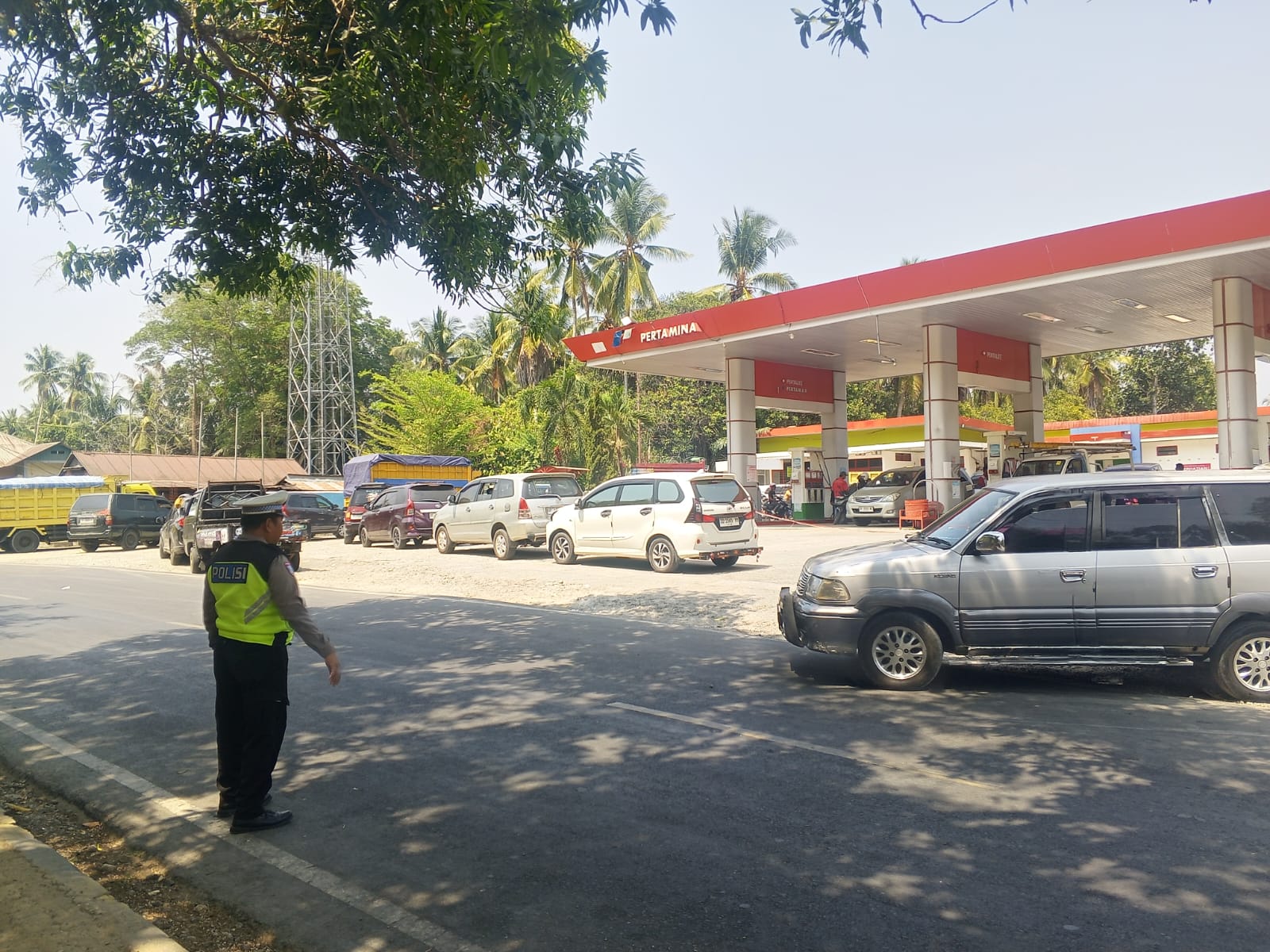 Satlantas Polres Enrekang  Laksanakan Pengaturan Lalu Lintas dan Pengawasan di SPBU Massemba .