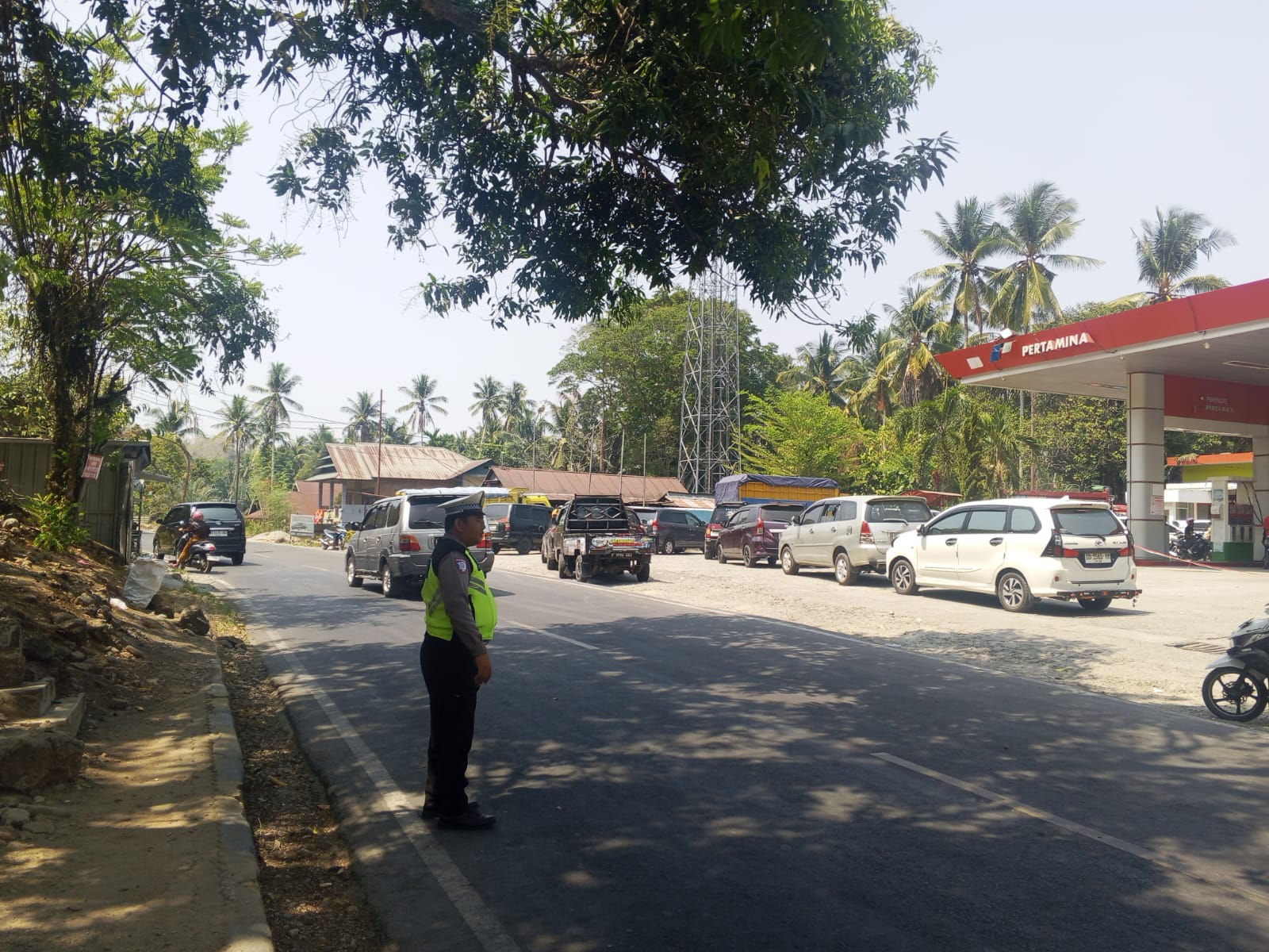 Jaga Ketertiban Antrean SPBU, Pada Siang Hari Satlantas Polres Enrekang Terjunkan Personil. Ini Tujuannya.