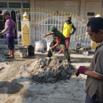 Babinsa Bersama Warga Gotong Royong Pengocoran Lantai Halaman Masjid Al Muhajirin
