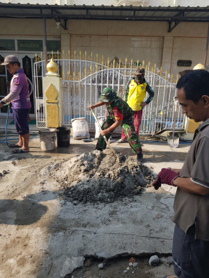 Babinsa Bersama Warga Gotong Royong Pengocoran Lantai Halaman Masjid Al Muhajirin