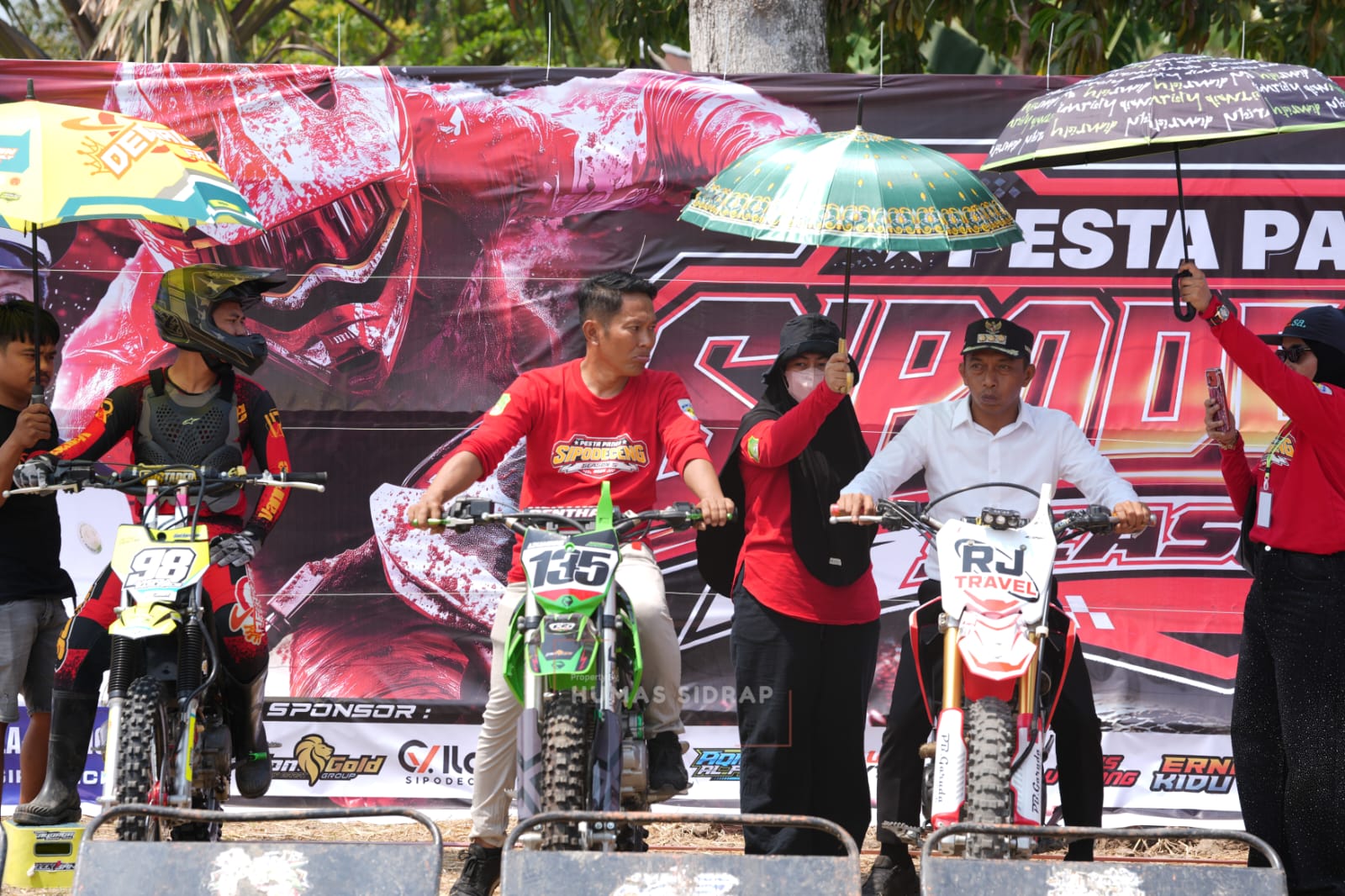 Lahan Sawah Jadi Arena Balap, Pesta Panen Sipodeceng Makin Unik