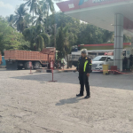 Anggota Satlantas Laksanakan Pengaturan Lalu Lintas Sore di Depan SPBU Massemba.