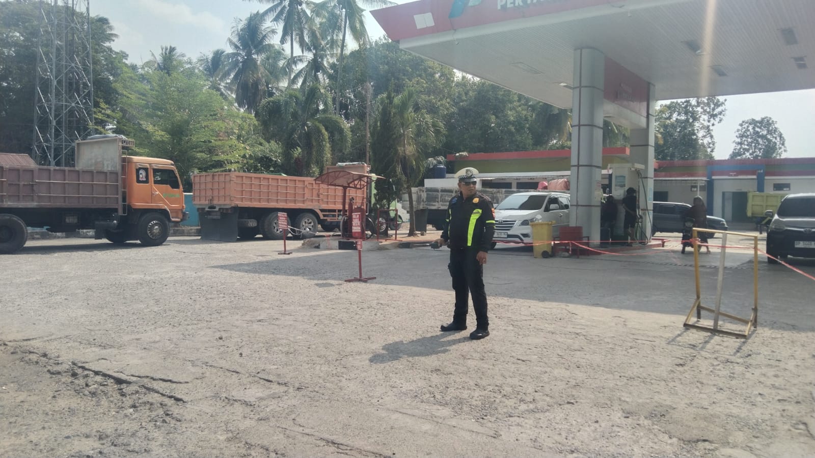 Anggota Satlantas Laksanakan Pengaturan Lalu Lintas Sore di Depan SPBU Massemba.