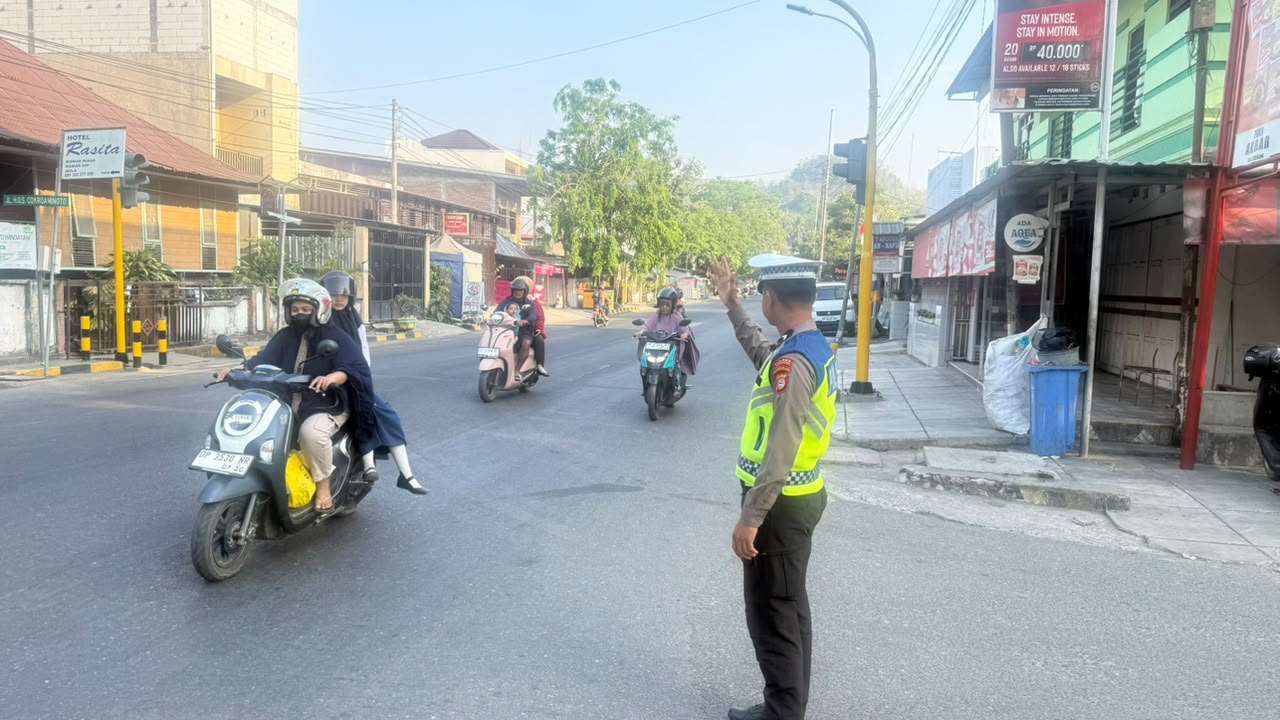 Selasa Pagi. Satlantas Polres Enrekang Laksanakan Pengaturan Arus Lalu lintas