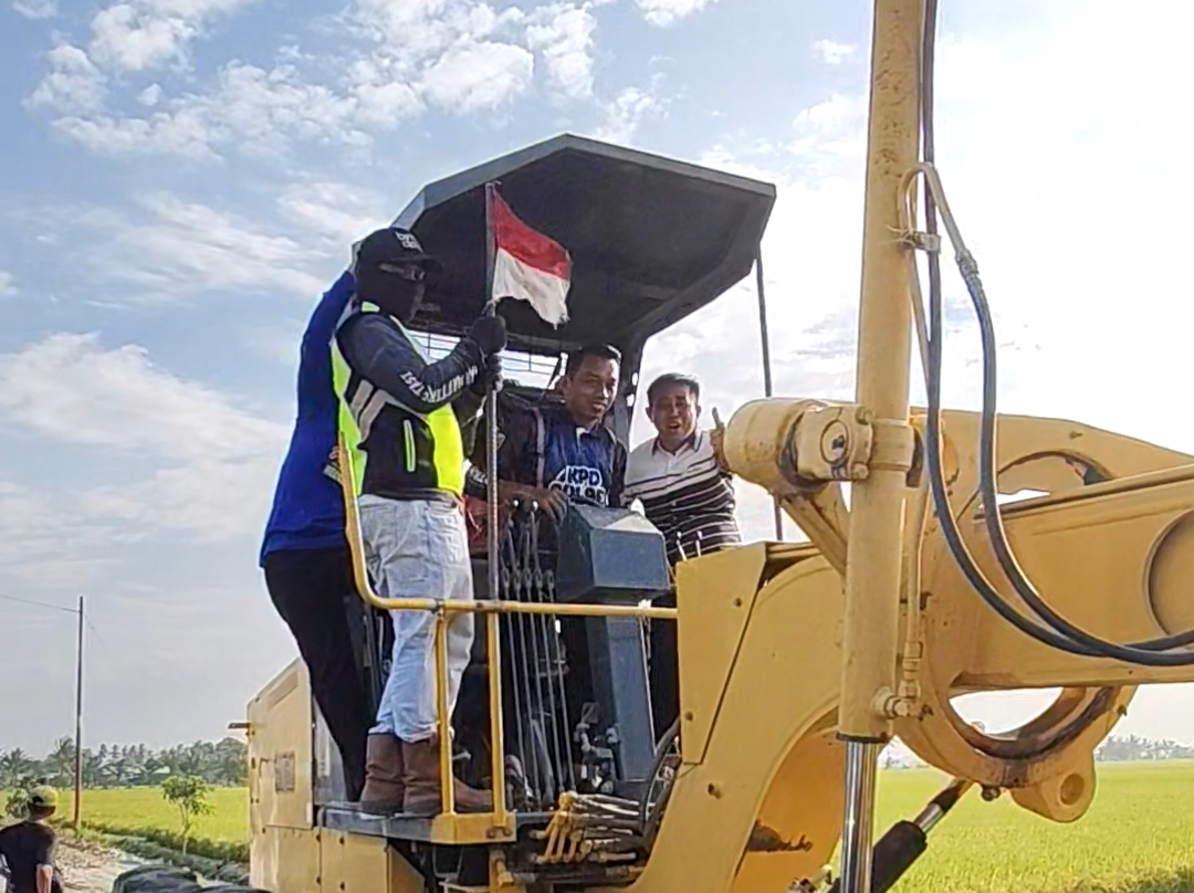 Lama Tak Tersentuh, Jalan Desa Sipodeceng Akhirnya Dibangun, Bupati Sidrap Turun Mengawasi