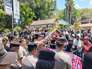 Kedepankan Sikap Humanis, Kapolres Enrekang Temui Langsung Massa Aksi Aliansi Masyarakat Lingkar Tambang