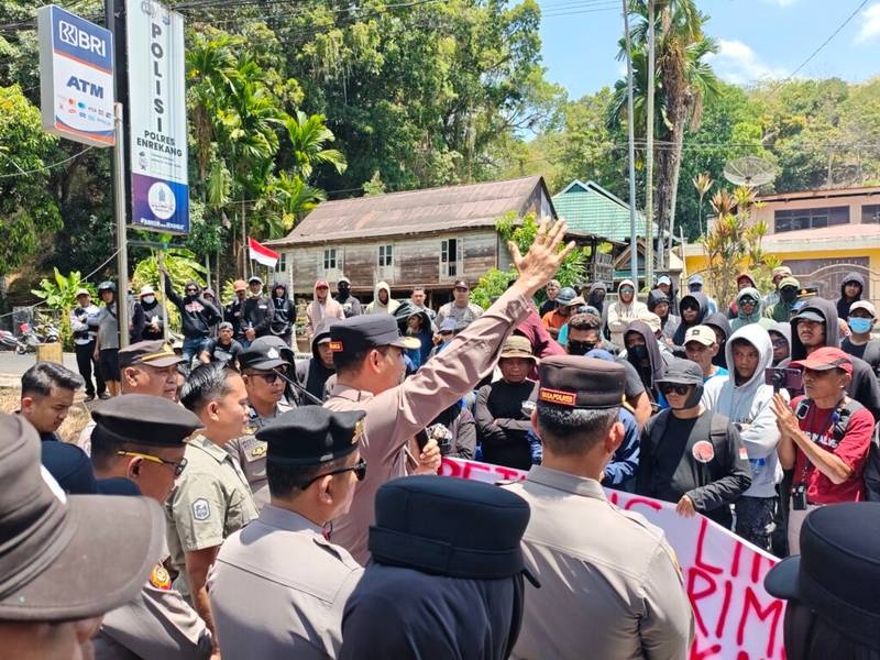 Kedepankan Sikap Humanis, Kapolres Enrekang Temui Langsung Massa Aksi Aliansi Masyarakat Lingkar Tambang