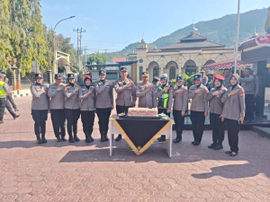 Penuh Keakraban, Kapolres Enrekang Kejutkan Polwan dengan Kue Ulang Tahun
