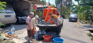 Wujud Kepedulian Polri, Polsek Enrekang Bantu Warga Hadapi Krisis Air Bersih